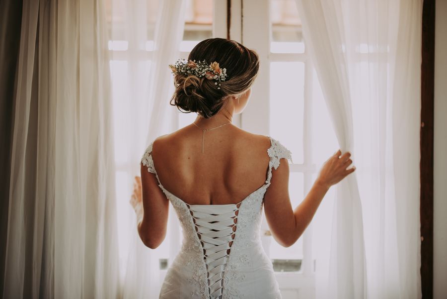 ako vybrať svadobné šaty - zapínanie šiat